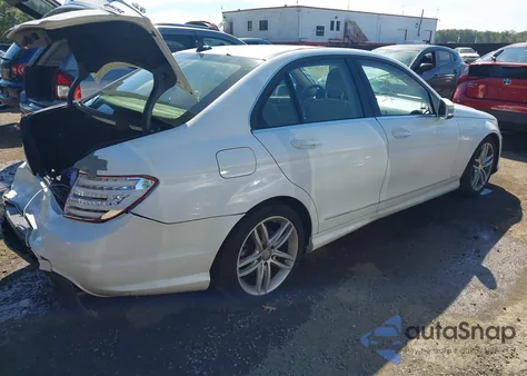 2013 Mercedes-Benz C 300 Sport 4Matic z USA, uszkodzony, nr VIN WDDGF8AB6DR278419